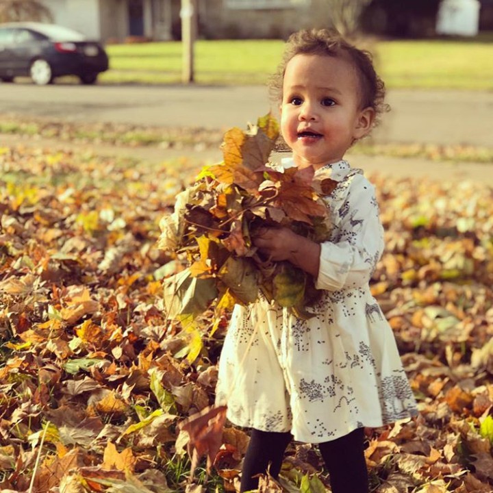 <p>Senangnya Luna bermain daun-daun yang gugur. (Foto: Instagram @johnlegend)</p>