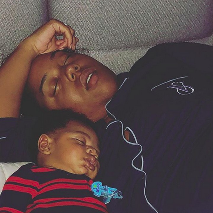<p>Ekspresi natural bunda ketika nggak sengaja ketiduran saat temani si kecil tidur. (Foto: Instagram/ @khaliqs_mommy)</p>
