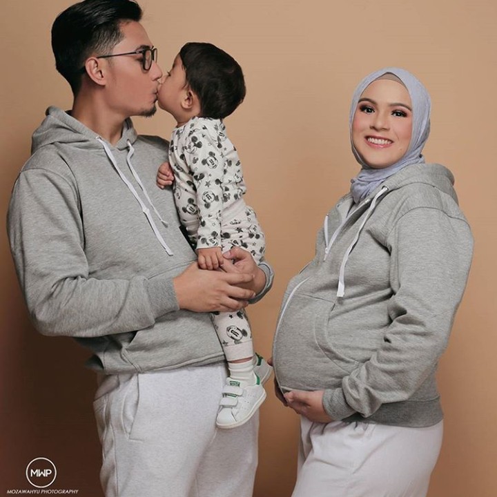 <p>Personel lengkap nih, ayah, bunda, anak pertama, dan calon anak baby di perut Nycta Gina. (Foto: @mozawahyu)</p>