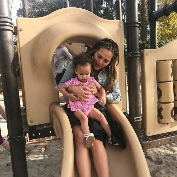 <p>Yeay! Main perosotan sama bunda. (Foto: Instagram @chrissyteigen)</p>