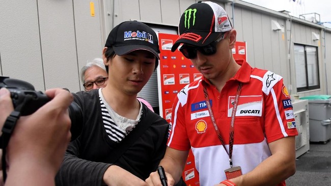 Rony Syahroni yang merupakan pendiri Lorenzo Lovers Indonesia menceritakan pengalaman pahit dengan penggemar Valentino Rossi.