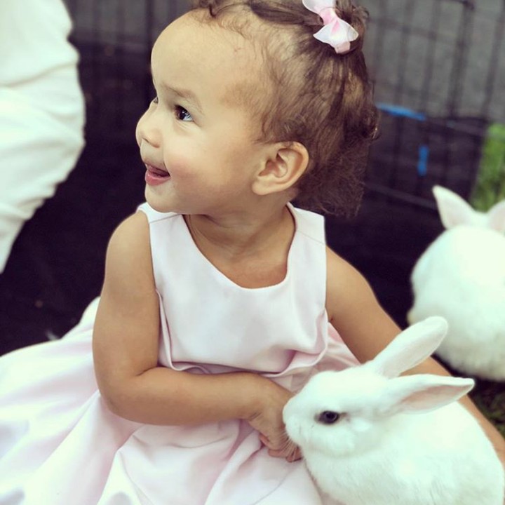 <p>Baby Luna dengan kelinci, so cute! (Foto: Instagram @johnlegend)</p>