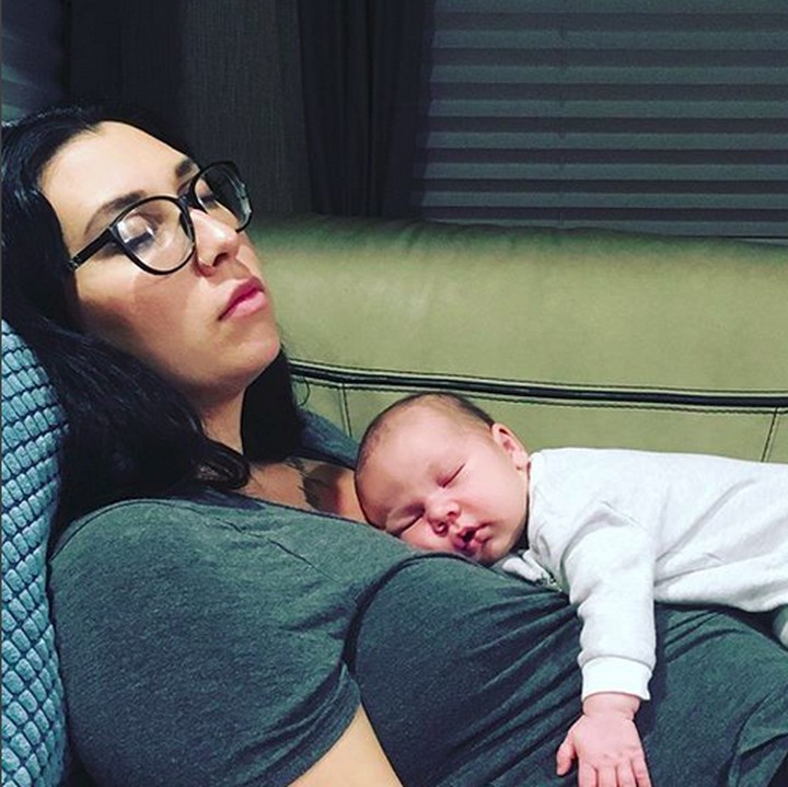 <p>Sementara kamu terlelap di tubuh bunda, bunda tidur dulu ya, Nak. (Foto: Instagram @natashtolkamp)</p>