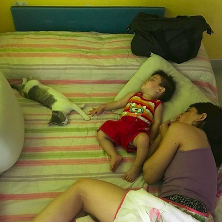 <p>Nggak cuma bunda, kucingnya pun ikut ketiduran nih. (Foto: Instagram/ @mimi_rivarola)</p>