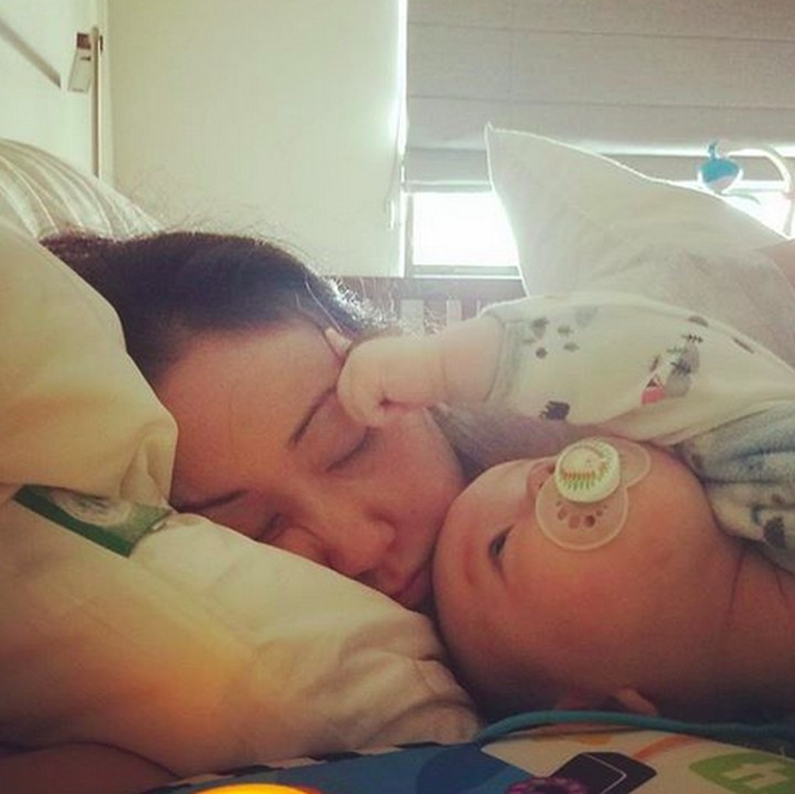 <p>"Kok malah Bunda sih yang tidur duluan?" (Foto: Instagram/ @kozey)</p>