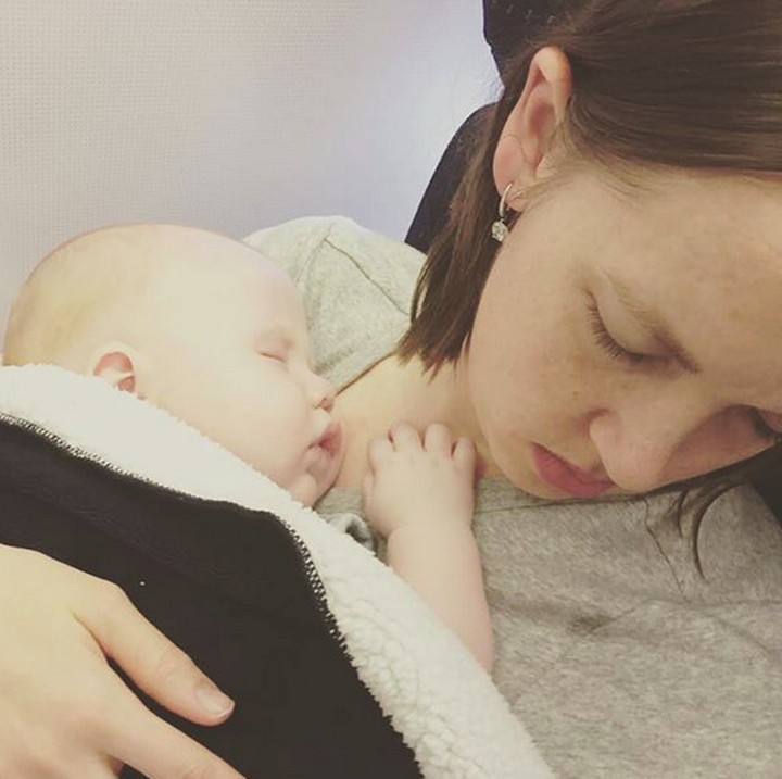 <p>Kalau udah kecapekan, tidur di pesawat sejenak kayak bunda yang satu ini pun bisa terasa pulas (Foto: Instagram/ @mrsjaxter)  </p>