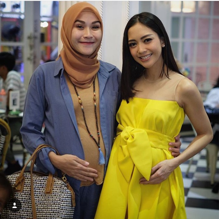 <p>Bersama Zaskia Mecca yang juga sedang hamil. (Foto: Instagram @ririndwiariyanti)</p>