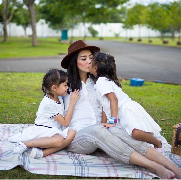 <p>Aih senangnya dapat ciuman dan pelukan dua putri kecil yang manis. (Foto: Instagram @ririndwiariyanti)</p>