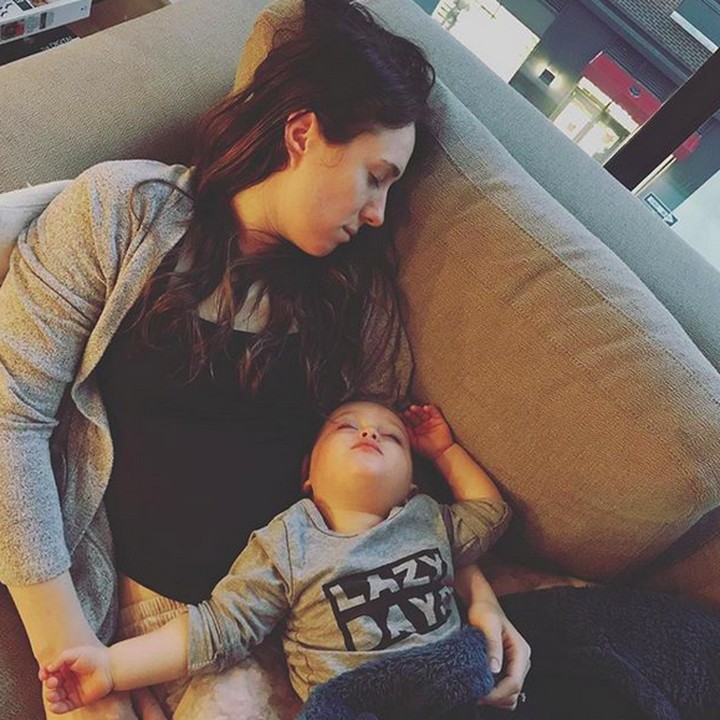 <p>Sofa pun bisa jadi tempat nyaman buat bunda melepaskan lelah sejenak. (Foto: Instagram @emilyahorn)</p>