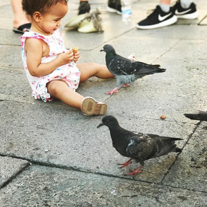 <p>Ini waktu Luna di Italia, bermain bersama burung-burung. (Foto: Instagram @johnlegend)</p>