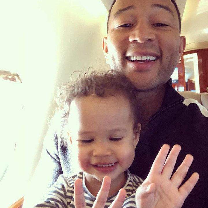 <p>Selfie dengan ayah dulu ya. (Foto: Instagram @johnlegend)</p>
