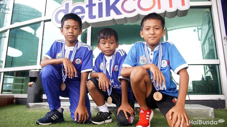 Anak-anak nelayan ini punya mimpi ingin jadi pemain timnas sepakbola. Semoga terwujud ya, Nak.