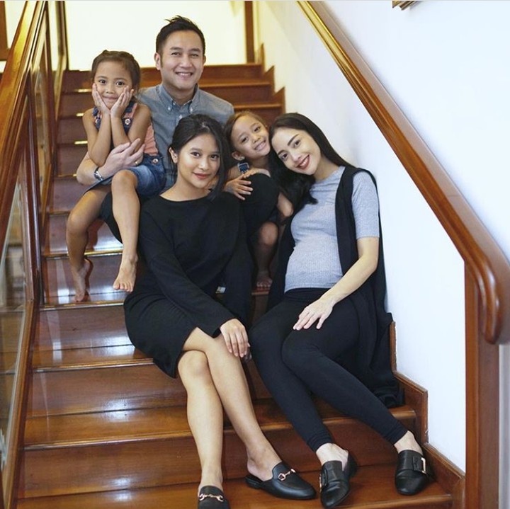 <p>Formasi lengkap dari si sulung hingga si anak nomor tiga. (Foto: Instagram @ririndwiariyanti)</p>