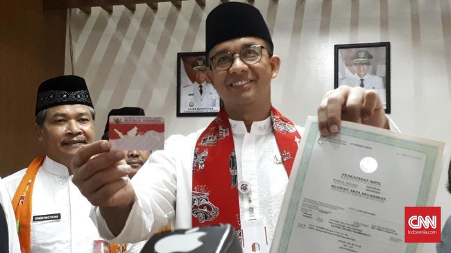 Melalui program Si Dukun, Gubernur Anies Baswedan mengatakan, bayi yang baru lahir langsung menerima enam dokumen kependudukan tanpa dipungut biaya.