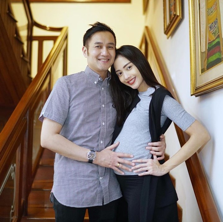<p>Kira-kira nanti Ririn melahirkan anak cewek lagi atau cowok ya? Yang penting ibu dan si kecil selalu sehat ya. (Foto: Instagram @ririndwiariyanti)</p>