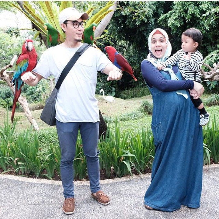 <p>Ekspresi lucu Bu Gina yang lagi hamil, gendong anak, dan foto bareng burung. (Foto: Instagram @missnyctagina)</p>