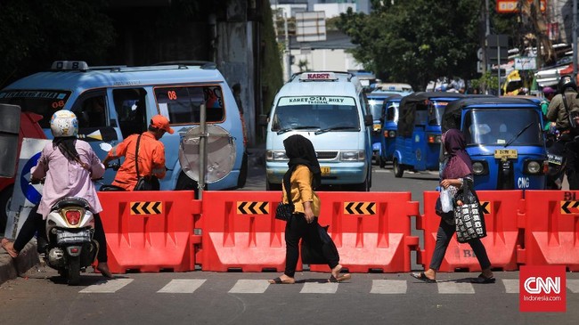 Polda Metro Jaya menyatakan akan menunggu dulu sikap Pemprov DKI Jakarta terkait rekomendasi Ombudsman soal masalah Jalan Jatibaru selama 60 hari.