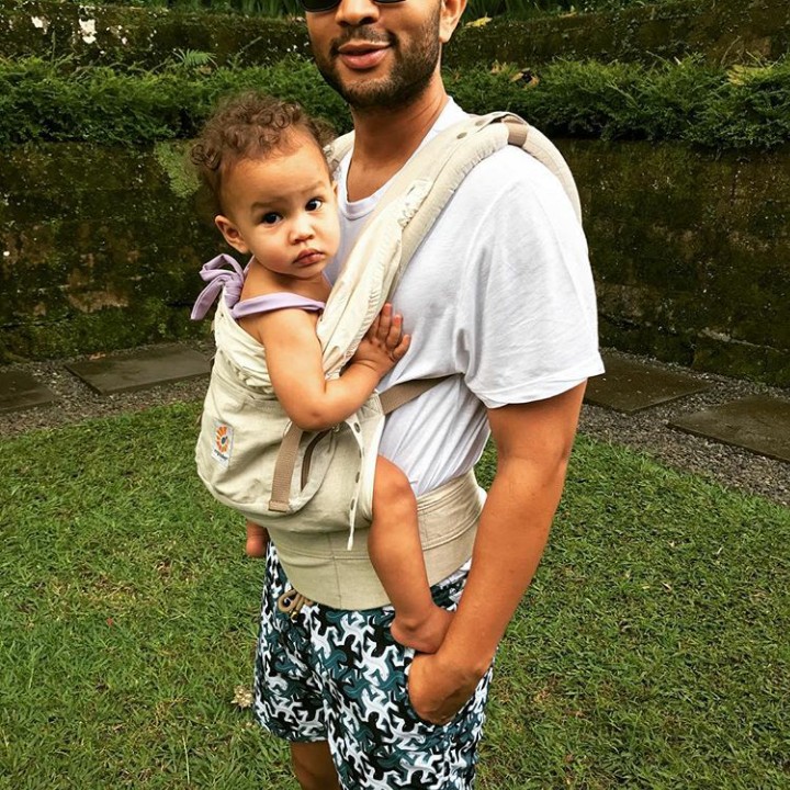 <p>Saat Luna wisata ke Bali bersama keluarganya. (Foto: Instagram @johnlegend)</p>