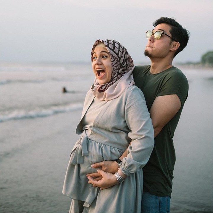<p>Ceritanya lagi main ke pantai terus mau digendong sama suami tercinta. (Foto: Instagram @missnyctagina)</p>