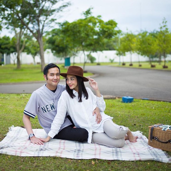 <p>Super happy nih Pak Aldi Bragi dan Bu Ririn yang akan menyambut anak keempatnya. (Foto: Instagram @ririndwiariyanti)</p>