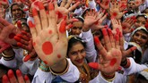 NYALANG: Senandung Selaksa Pesta Dalam foto-foto unik pilihan CNNIndonesia.com pekan ini, ada perayaan Hari Republik di India dan mereka yang mengejar sensasi berenang di air es Rusia.