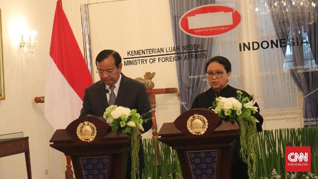 Menlu Prak Sokhonn meminta Indonesia mengirim delegasi pemantau pemilu Kamboja yang akan digelar Juli mendatang.
