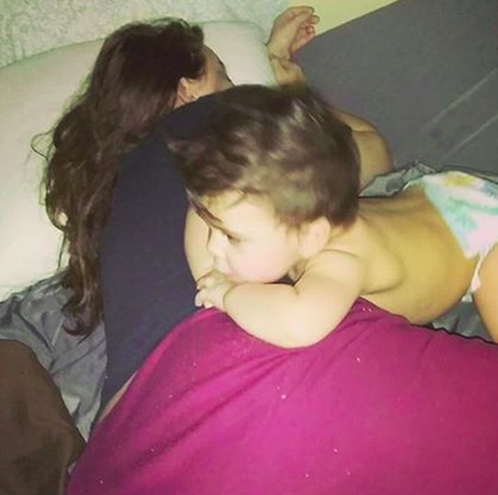 <p>Saat ngantuk bunda nggak tertahankan tapi si kecil justru lebih tertarik nonton TV. (Foto: Instagram/ @meggers1291)</p>
