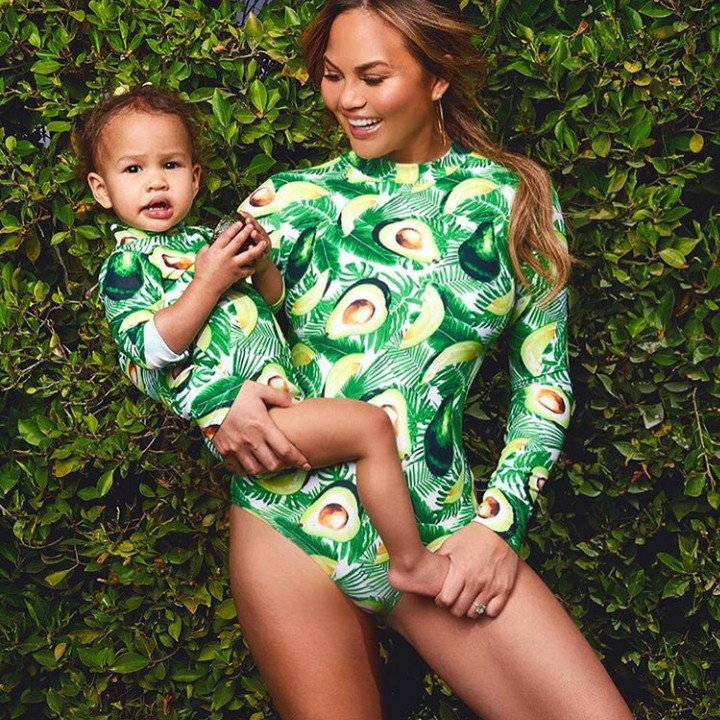 <p>Matching de sama baju sang bunda. (Foto: Instagram @chrissyteigen)  </p>