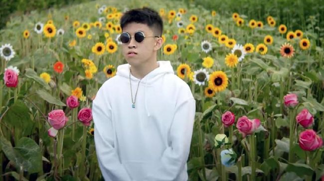Setelah aktif merilis lagu sejak 2017, rapper muda asal Indonesia Rich Brian akhirnya meluncurkan album debut bertajuk 'Amen.'