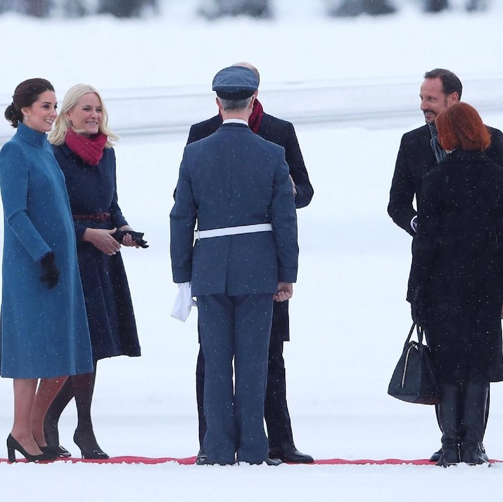 <p>Kate selalu nampak setia mendampingi Pangeran William di berbagai acara kenegaraan. Ia selalu tampil anggun di samping suami ketika bertemu dengan para tokoh negara. (Foto: Dok. REUTERS/Hannah McKay)</p>