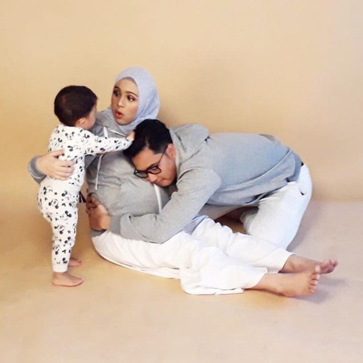 <p>Anak peluk ibu, ibu peluk anak, ayah peluk ibu. Saling berpelukan gitu... (Foto: @mozawahyu)</p>