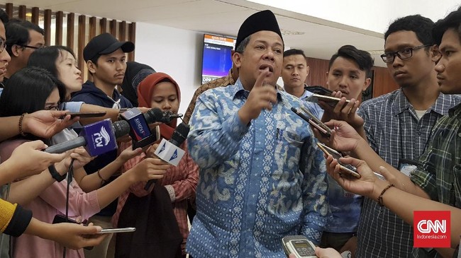 Fahri Hamzah mengkritik kerja Gubernur DKI Jakarta Anies Baswedan yang dinilainya tidak fokus dan terlalu sibuk dengan perencanaan dan melayani kerja sektoral.