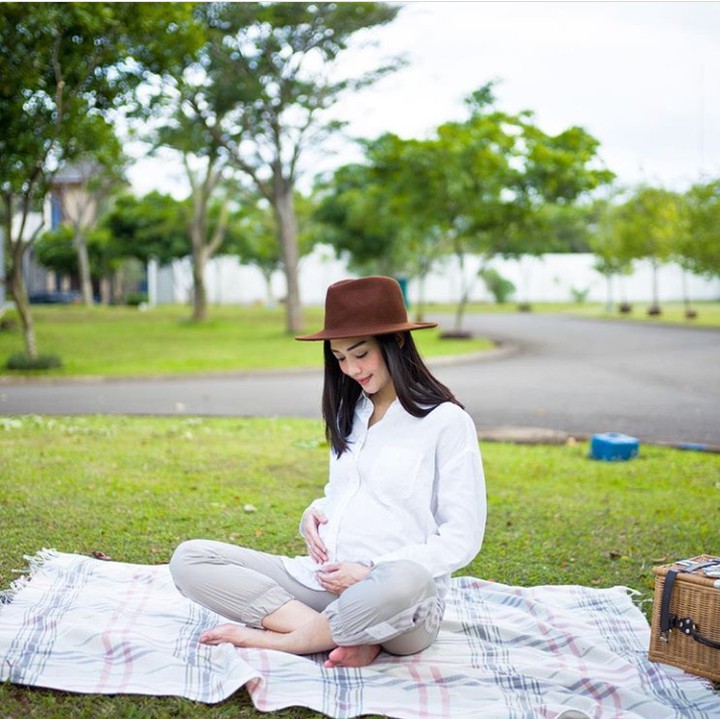 <p>Wih, cantiknya bumil pakai kemeja putih dan topi. (Foto: Instagram @ririndwiariyanti)</p>