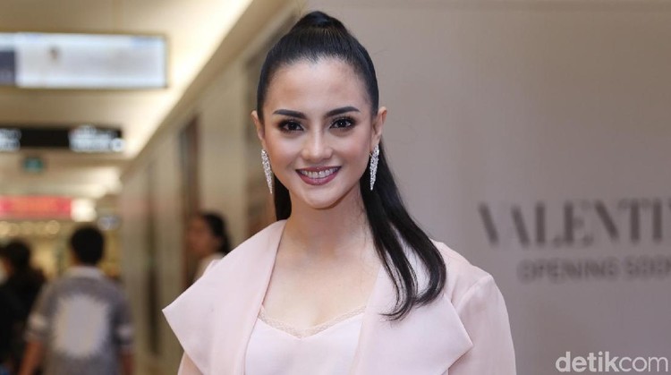 Terlahir dari keluarga sangat berkecukupan, Ririn Ekawati sama sekali tak mengambil harta warisan suami.