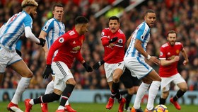 Manchester United vs Huddersfield Town Tanpa Gol di Babak I