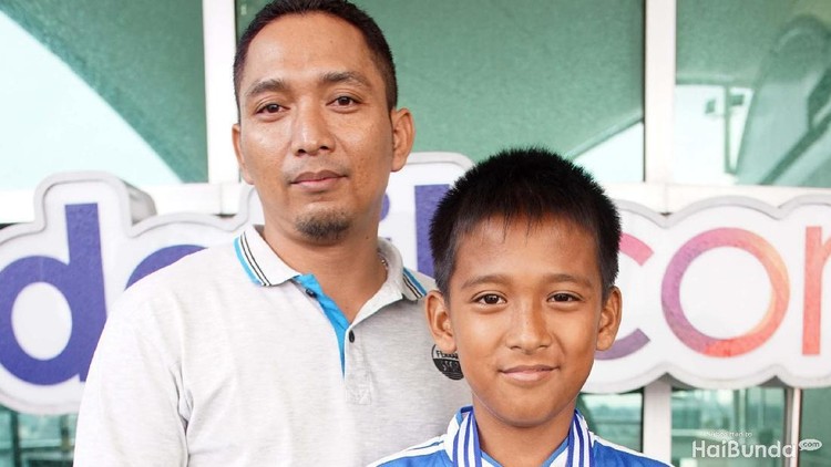 Saat si kecil merasa down dan takut, dukungan ayah bisa mengembalikan semangat dan kekuatannya.