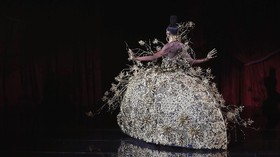 10 Busana Paris Couture Week yang Paling Mengesankan