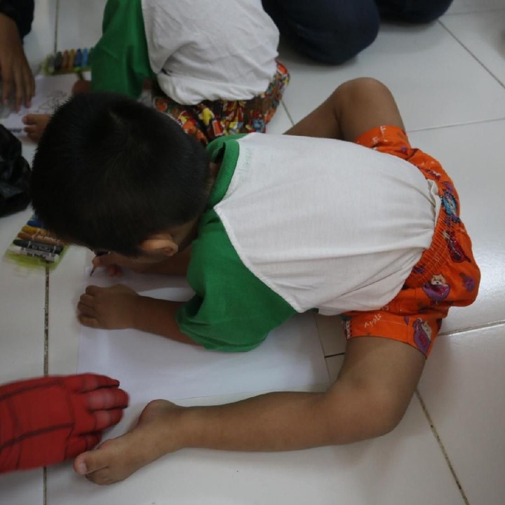 <div>Ya ampun, Nak, saking seriusnya duduknya sampai kayak gitu. Hi-hi. (Foto: Amelia Sewaka)</div>