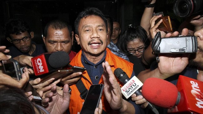 Bupati Jombang yang juga Ketua DPD Golkar Jatim, Nyono Suharli Wihandoko, telah ditetapkan tersangka oleh KPK pasca-operasi tangkap tangan akhir pekan lalu.