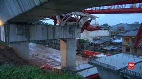 VIDEO: Warga Dengar Dentuman Saat Crane Jatinegara Ambruk