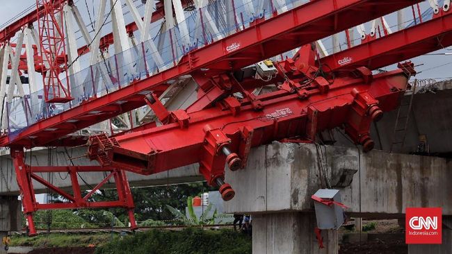 Saat crane proyek rel ganda terguling di Jalan Cipaku, Kota Bogor, pada Minggu (6/6) petang lalu kondisi cuaca sekitar sedang hujan.