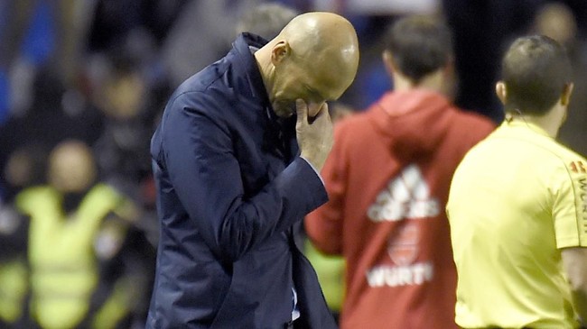 Real Madrid's French coach Zinedine Zidane gestures during the Spanish league football match between Levante UD and Real Madrid CF at the Ciutat de Valencia stadium in Valencia on February 03, 2018. / AFP PHOTO / JOSE JORDAN
