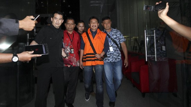 KPK menggeledah empat lokasi sebagai tindak lanjut penyidikan kasus dugaan suap Bupati Jombang Nyono Suharli.