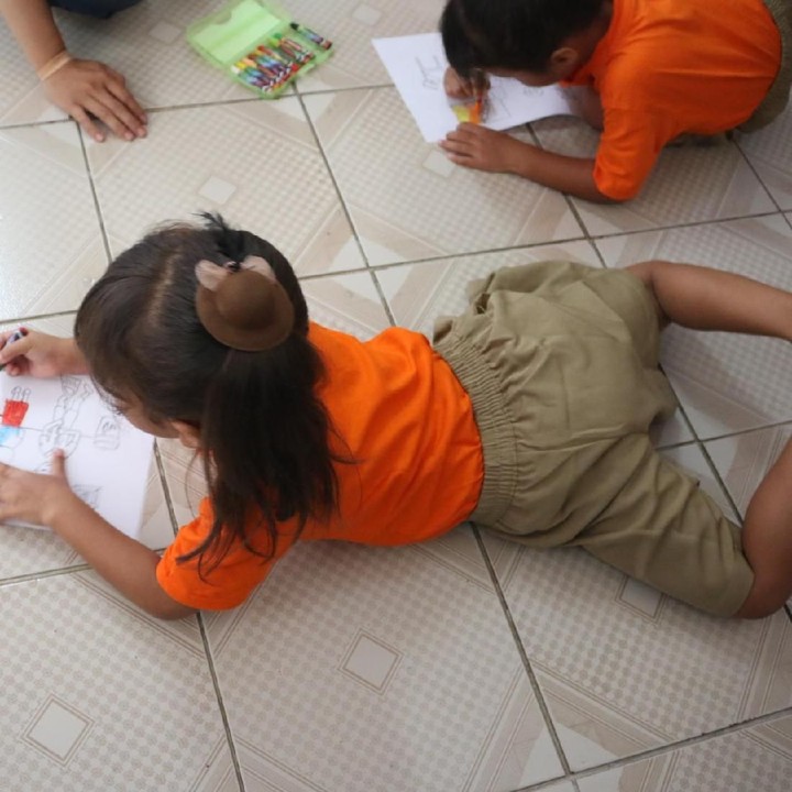 <div>Bahkan sampai tengkurap nih, Bun. (Foto: Amelia Sewaka)</div>