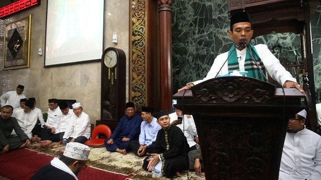 Ustaz Abdul Somad menduga tudingan radikal terhadapnya muncul karena netizen menonton video tidak secara utuh akibat keterbatasan paket data.