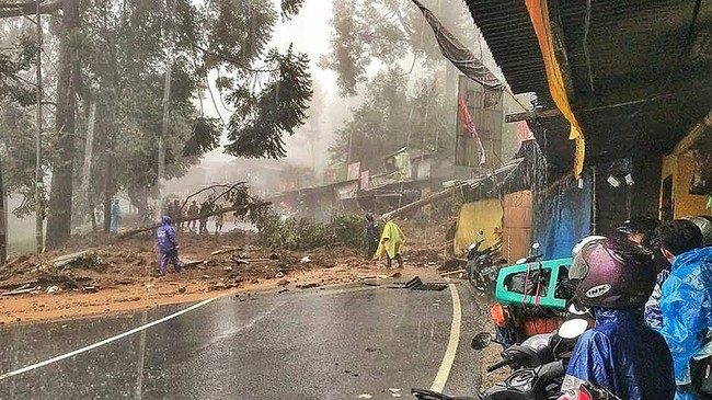 Polisi memberlakukan penutupan jalur Gunung Mas sampai Ciloto selama 10 hari ke depan. Dari evaluasi dideteksi sejumlah lokasi di wilayah Puncak rawan longsor.