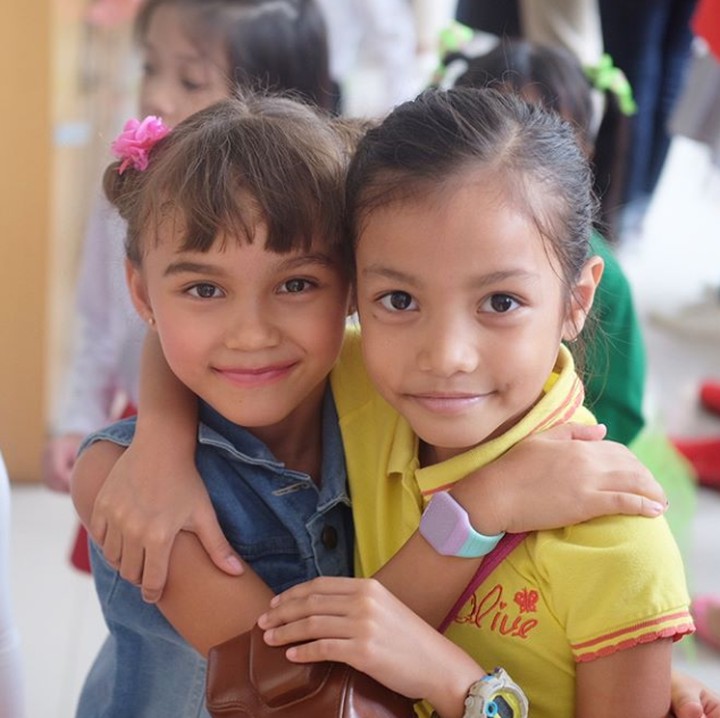 <p>Ini Chloe bersama teman baiknya. Meski mereka beda keyakinan dan suku tapi tetap kompak. Kata Melaney: love doesn't define by your religion, culture, or skin coloured. Love is for everyone. (Foto: Instagram @melaney_ricardo)</p>