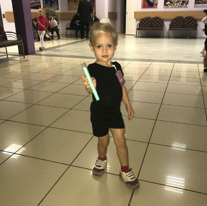 <p>Meski seorang model cilik, Viola tetaplah anak-anak yang senang bermain. (Foto: Instagram/viola_dima_official)</p>