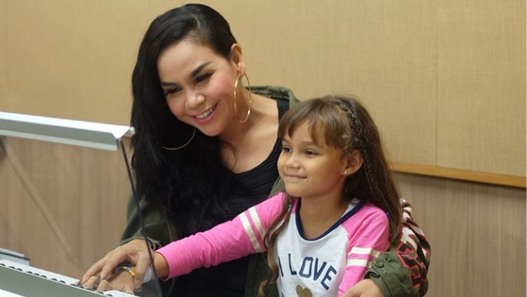 Duh, Anak Melaney Ricardo Tak Sadar Lukai Diri Sendiri Setiap Cemas Awalnya, Melaney tidak menyadari kebiasaan anaknya yang membuat bibirnya iritasi dan terluka.