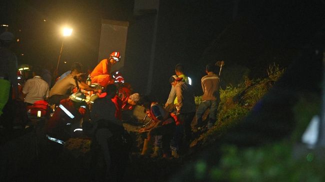 Korban Meninggal Longsor Bandara Tengah Puasa saat Kejadian Dianti Diah ayu Cahyani putri, korban meninggal saat longsor bandara sedang berpuasa. Akibatnya, dia mengalami dehidrasi. Selain itu, dia juga mengalami cedera.